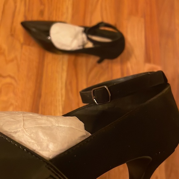 Jones New York Signature ankle strap heels - Picture 6 of 8